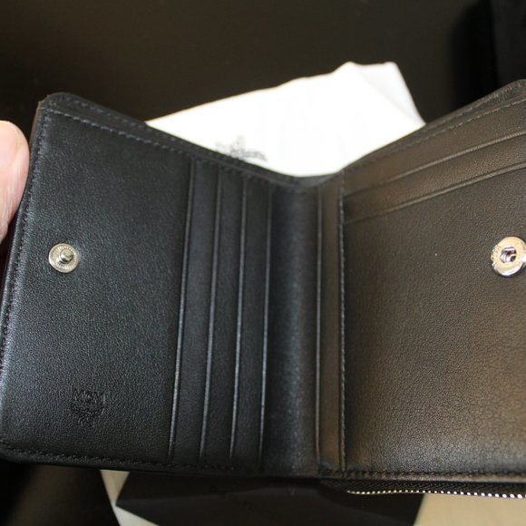 🔥MCM Women's White Black Contrast Logo Small Leather Zip Wallet NWT & Box - Picture 14 of 16